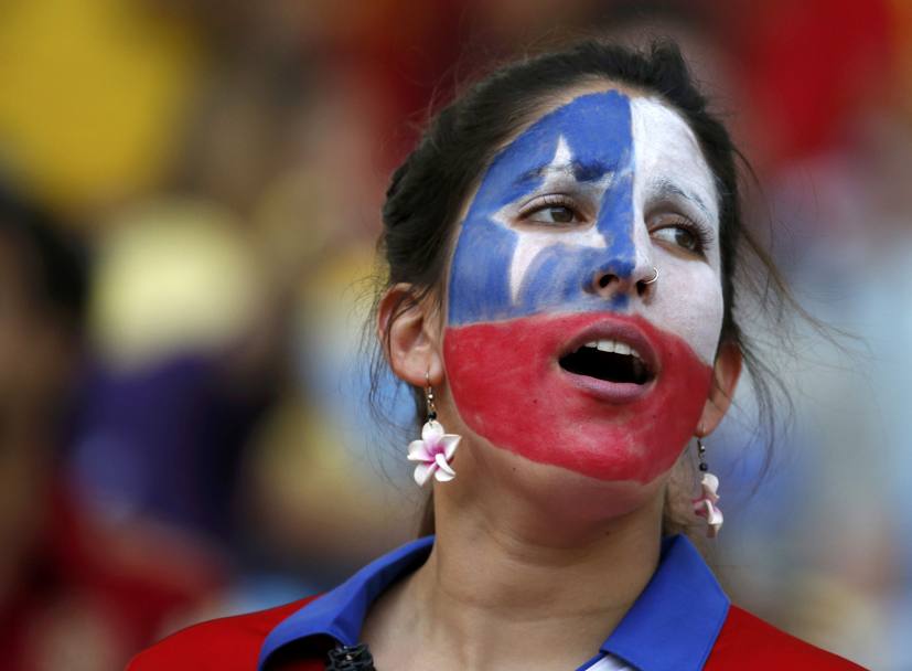 Questa tifosa cilena si rammarica per un’occasione mancata dalla sua nazionale (Action Images)